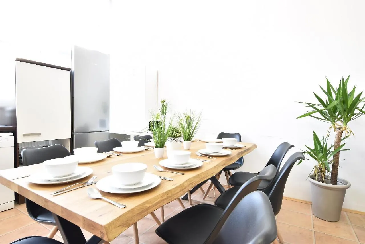 Riesiges Zentrales Apartment Mit Parkplatz Innsbruck 0*,  Austria