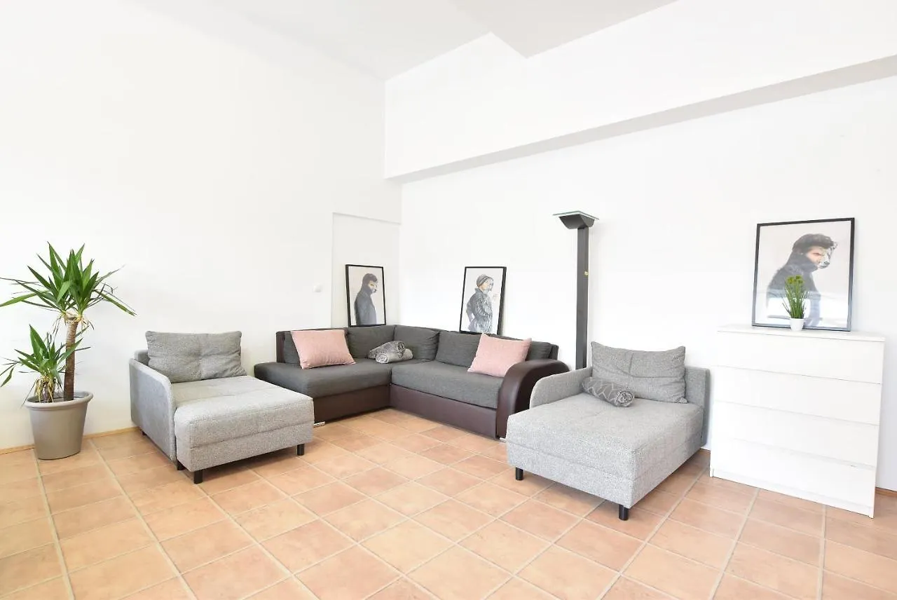 Riesiges Zentrales Apartment Mit Parkplatz Innsbruck